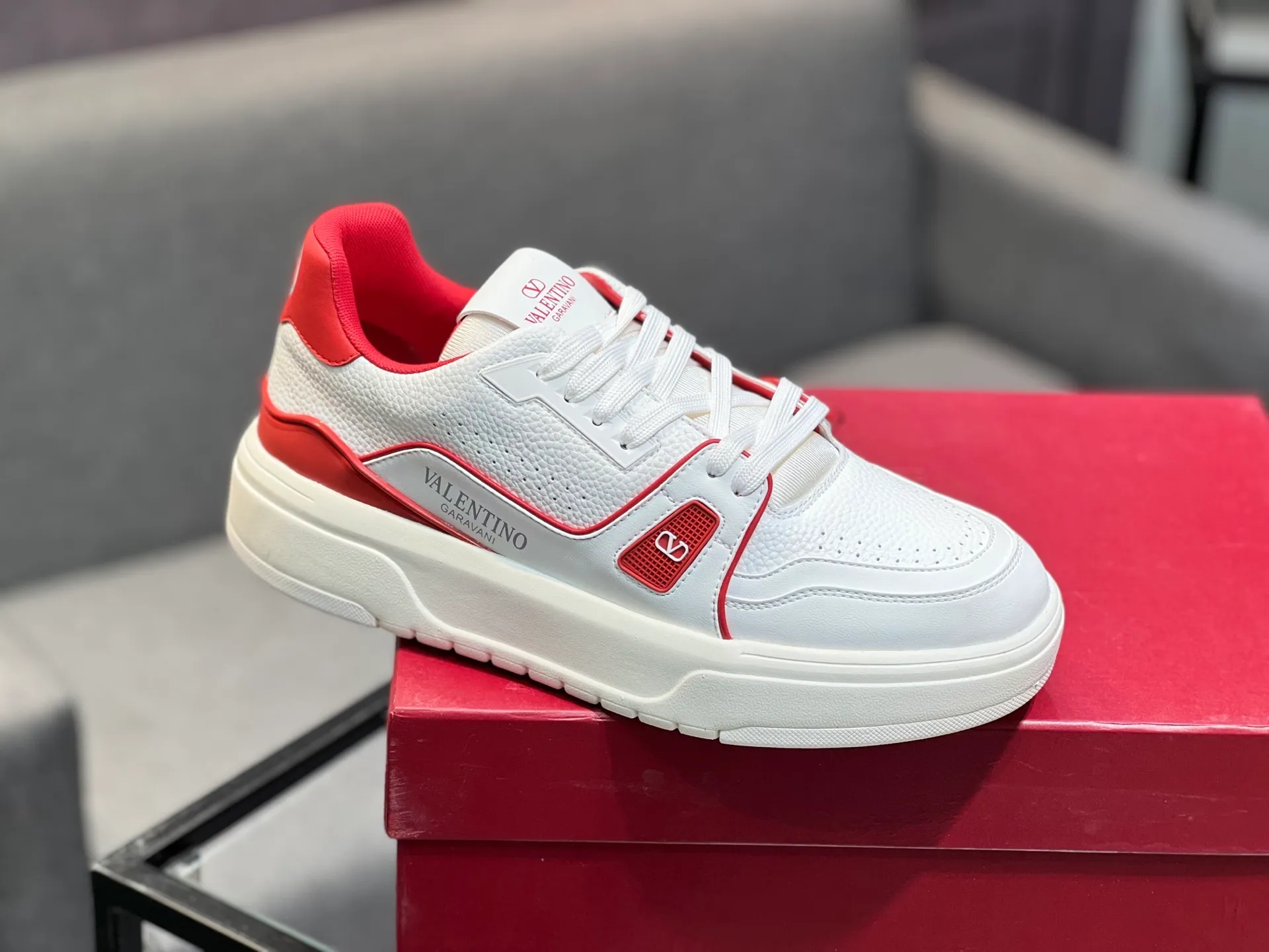 Men's men's shoes 💰660 𝑽𝒂𝒍𝒆𝒏𝒕𝒊𝒏𝒐 Valentino 𝑶𝒏𝒆𝑺𝒕𝒖𝒅 Couple's sneaker series Valentino 2025 latest couple's sneakers, celebrity style, hot sale. The original ZP was purchased and dismantled. Repeated pattern making and modification. I strive to restore the original version 1:1! Top luxury masterpiece, soft and comfortable, combining fashion and leisure, bringing excellent elegant texture and excellent on-foot comfort. Top purchase version upper: imported calfskin surface/original oil edge craftsmanship. Inner: water-dyed cowhide lining. Outsole: original development 𝐓𝐏𝐔 two-color combination outsole. Packaging: original configuration complete package. Code number: 35-44 yards. 34.45 can be customized. Can be customized (self-labeled-no label) order.